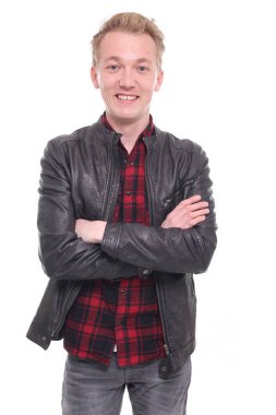 Beyaz genç adam gülümsüyor