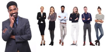 Çok ırklı insanlar kümesi beyaz arka plan üzerinde poz