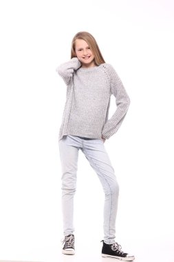 Güzel küçük kız gülümsüyor