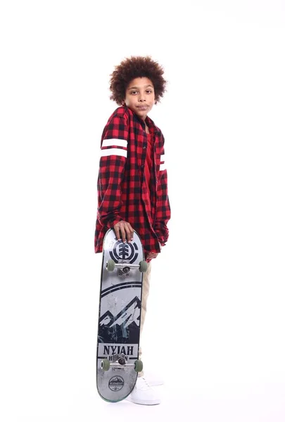 スケート ボードと小さな黒人の男の子 — ストック写真