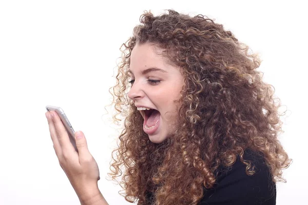 Kaukasisches Mädchen Schaut Auf Handy Und Schreit — Stockfoto