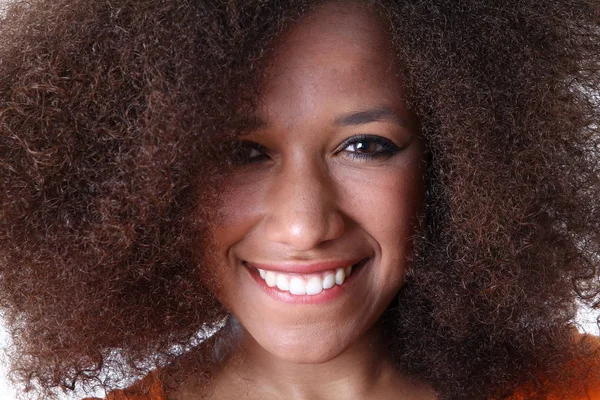 Hermosa Mujer Afro Americana Sonríe — Foto de Stock