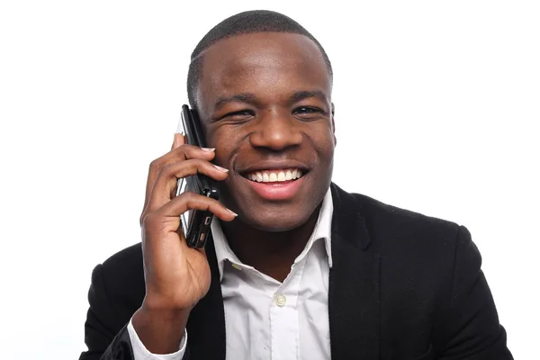 黒のビジネスマンが携帯電話で話しています — ストック写真