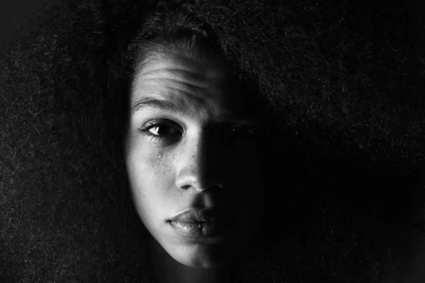 Retrato Mujer Negra Sobre Fondo Oscuro —  Fotos de Stock