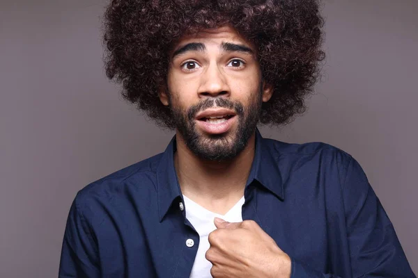 Surpreendido Homem Negro Com Cabelo Grande — Fotografia de Stock