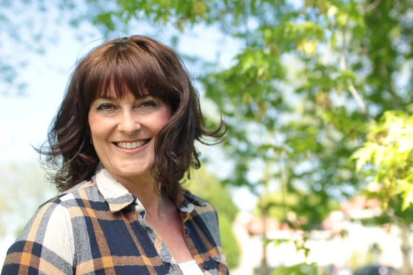 güzel bir kadın parkta poz