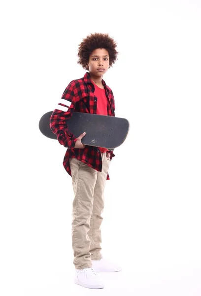 Piccolo Ragazzo Nero Con Skateboard — Foto Stock