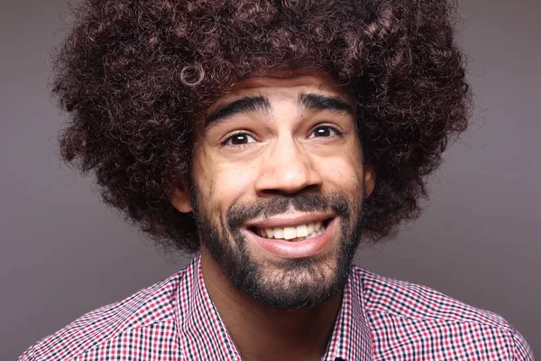 Sorpreso Uomo Nero Con Capelli Grandi — Foto Stock