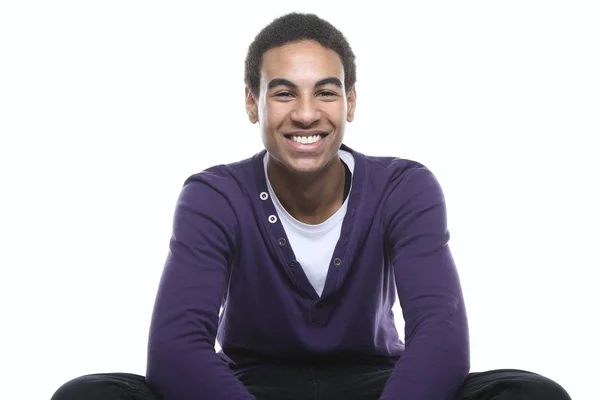 Siyah adam poz gülümseyen