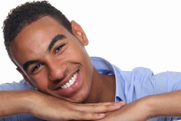Genç Siyah Adam Poz Gülümseyen — Stok fotoğraf