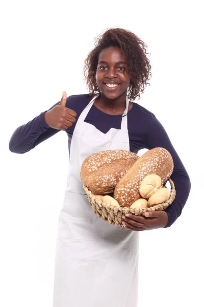 Όμορφη Γυναίκα Αφροαμερικάνικης Κρατάει Καλάθι Ποικιλία Ψωμιών — Φωτογραφία Αρχείου