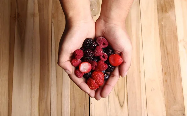 Différentes Baies Sucrées Dans Les Mains — Photo