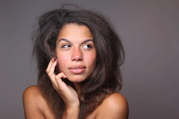 Schöne Schwarze Frau Posiert Studio — Stockfoto