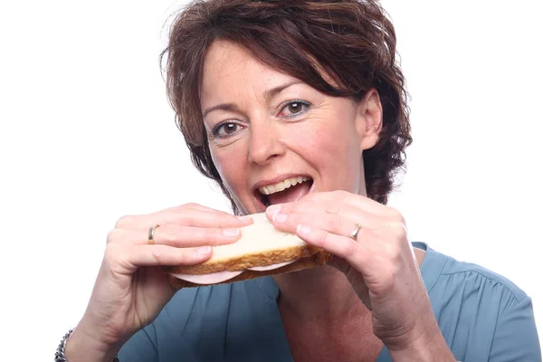 Donna Adulta Mangiare Sandwich Sfondo Bianco — Foto Stock