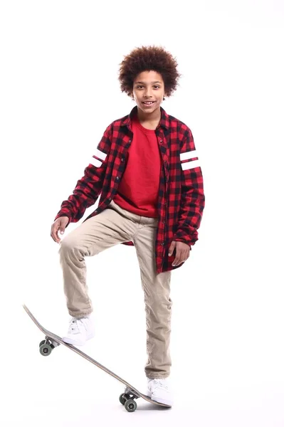Liten Svart Pojke Med Skateboard — Stockfoto