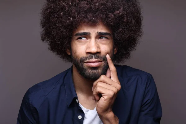 Pensando Homem Negro Com Cabelo Grande — Fotografia de Stock