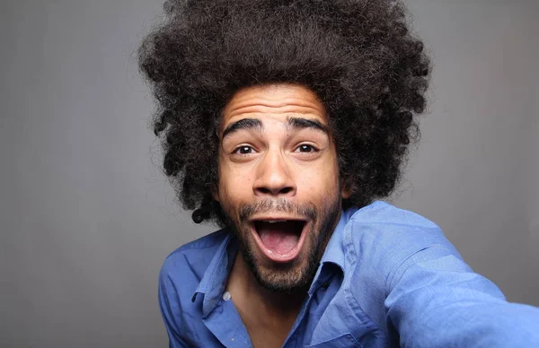 Surpreendido Homem Negro Com Cabelo Grande — Fotografia de Stock