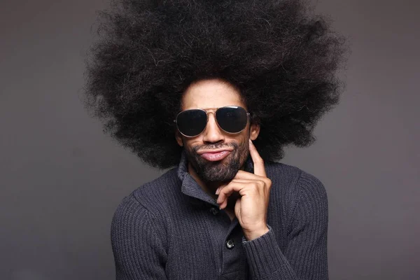 Gelockter Schwarzer Mann Posiert Mit Brille — Stockfoto