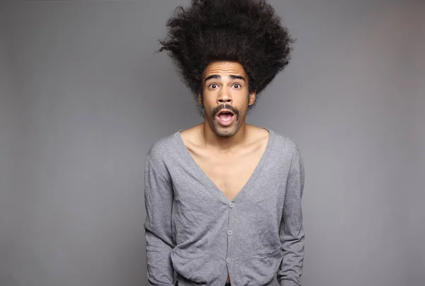 Gritando Preto Homem Com Grande Cabelo — Fotografia de Stock