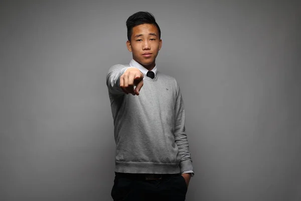 Азіатський Молодий Хлопець Вказуючи Камеру — стокове фото