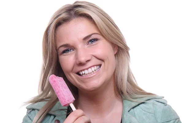 Hermosa Chica Caucásica Comiendo Helado — Foto de Stock