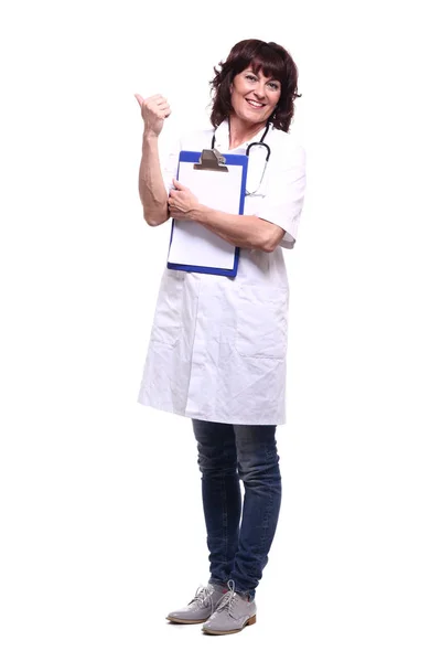 Feliz Médico Femenino Con Estetoscopio Carpeta Que Muestra Signo — Foto de Stock