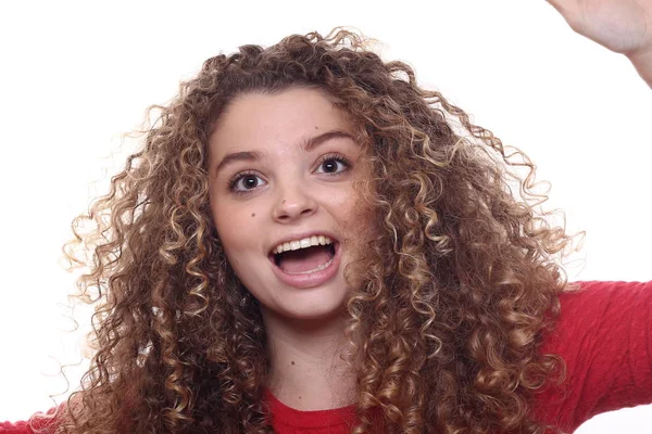 Menina Caucasiana Bonita Está Sorrindo — Fotografia de Stock