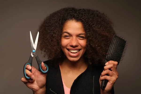 Черная Женщина Вьющимися Волосами Держащая Ножницы Расческу — стоковое фото