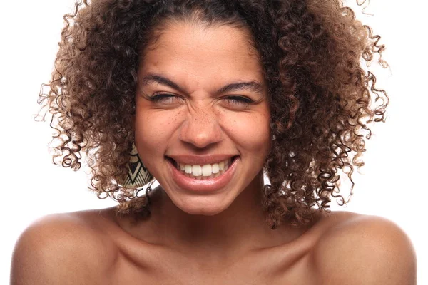 Gelukkig Jonge Zwarte Vrouw Witte Achtergrond — Stockfoto
