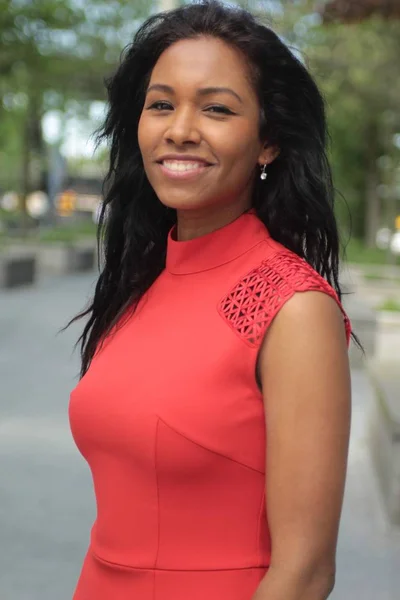 Hermosa Mujer Afroamericana Sonríe Aire Libre — Foto de Stock