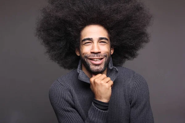 Feliz Preto Homem Posando — Fotografia de Stock