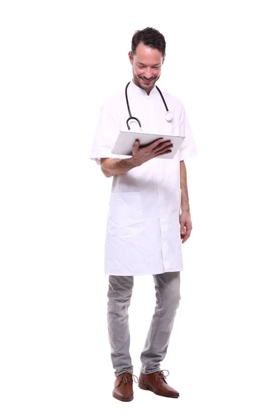 Αρσενικό Γιατρός Φορώντας Ειδική Στολή Στηθοσκόπιο Και Χρήση Tablet — Φωτογραφία Αρχείου