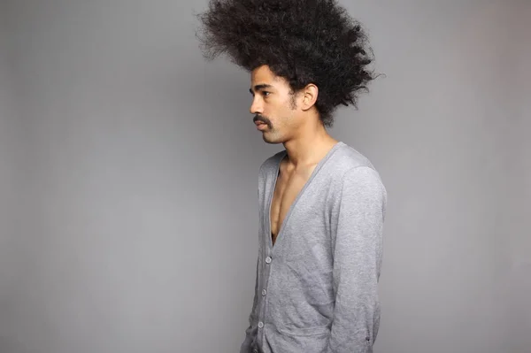 Hombre Negro Serio Sobre Fondo Blanco — Foto de Stock