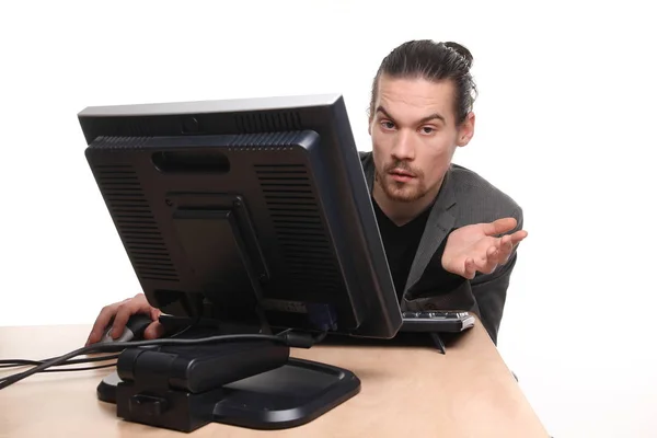 Beyaz Adam Masadaki Bilgisayarda Çalışıyor — Stok fotoğraf