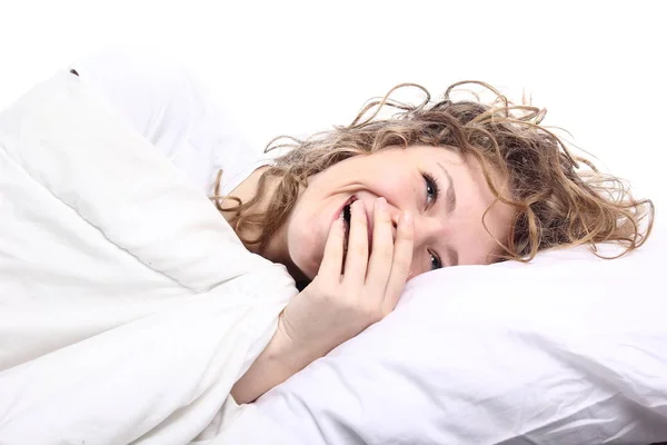 Menina Bonita Está Deitada Cama Sorrindo — Fotografia de Stock