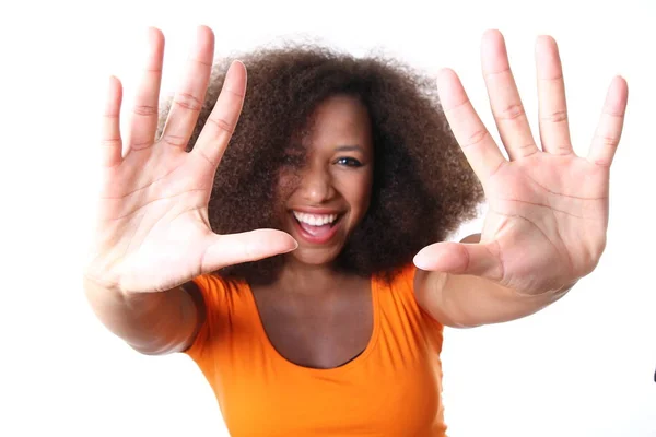 Mulher Afro Americana Bonita Está Sorrindo — Fotografia de Stock