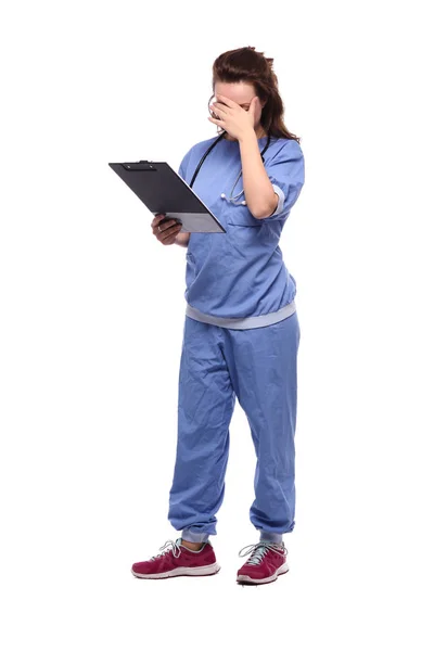 Doctora Caucásica Uniforme Médico Con Estetoscopio Portapapeles — Foto de Stock