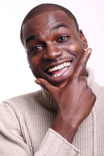 ポーズ笑顔の黒人男性 — ストック写真