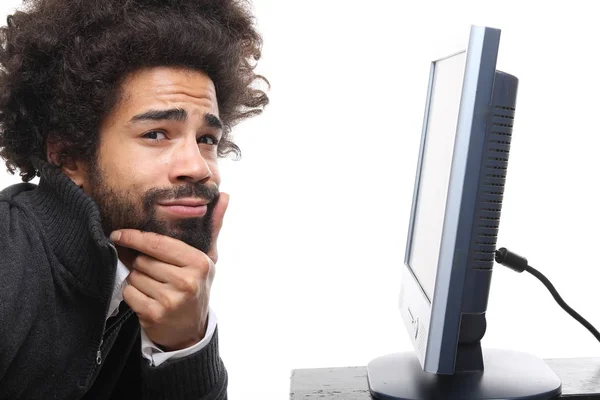 Siyah Adam Bir Bilgisayar Monitörü Kullanma — Stok fotoğraf