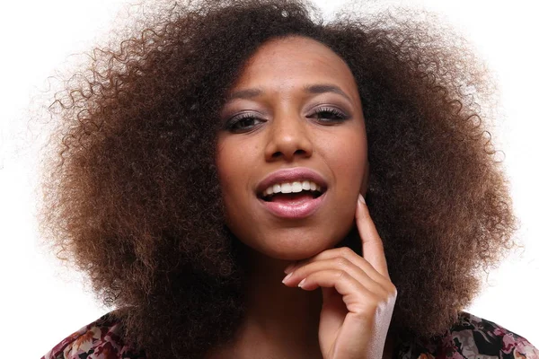 Mulher Afro Americana Bonita Está Sorrindo — Fotografia de Stock