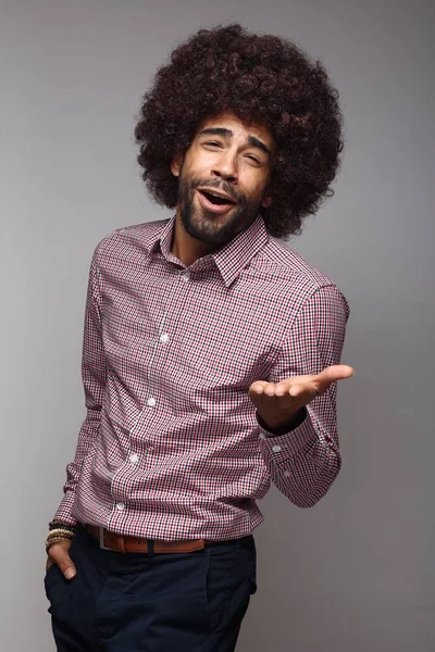 Gelukkig Zwarte Man Met Grote Haren — Stockfoto