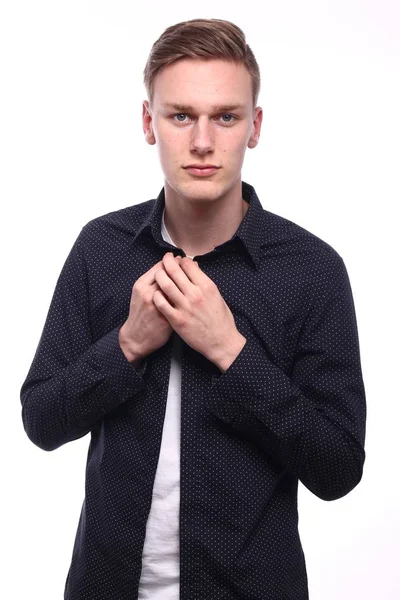 Genç beyaz adam ciddi