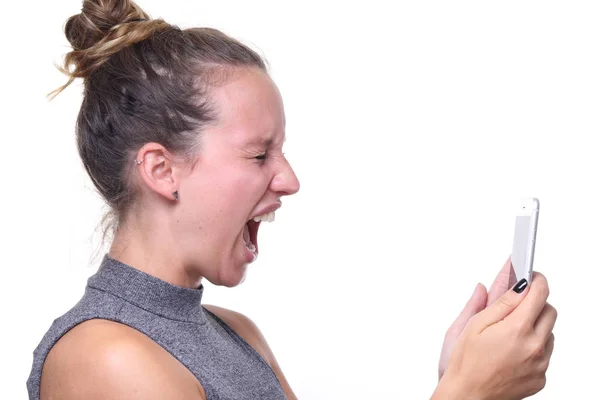 Kaukasisches Mädchen Schaut Auf Handy Und Schreit — Stockfoto