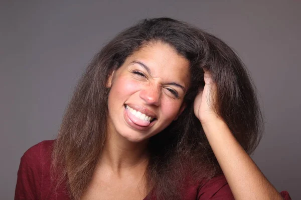 Schöne Schwarze Frau Posiert Studio — Stockfoto