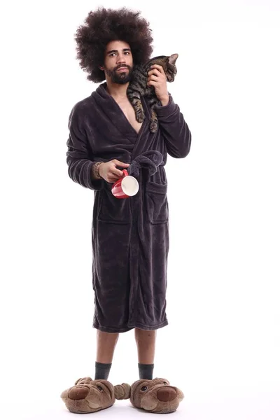 Man Pyjama Holding Kat Cup Witte Achtergrond — Stockfoto