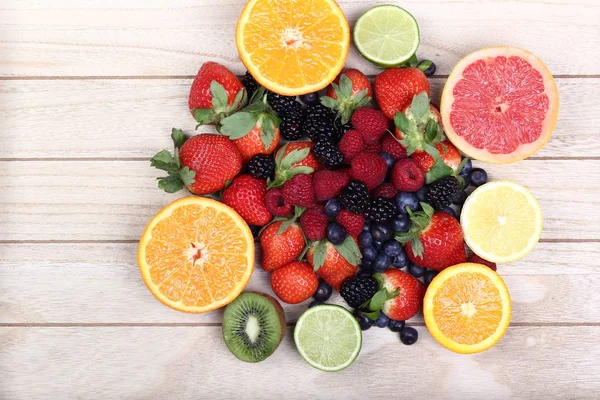 Conjunto Frutas Bagas Fundo Madeira — Fotografia de Stock