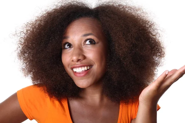 Mulher Afro Americana Bonita Está Sorrindo — Fotografia de Stock