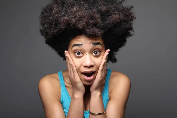 Hermosa Mujer Afro Americana Sorprende — Foto de Stock