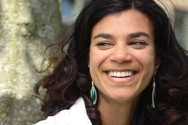 Açık havada gülümseyen güzel Afro-Amerikan kadın