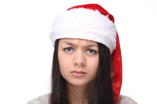 悲しいアジア人の少女はクリスマスの帽子を着ています — ストック写真